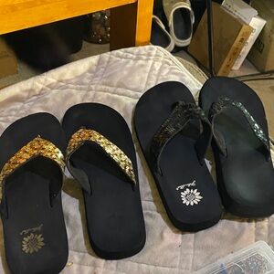 Yellow Box Gold & Black Bling Flip Flops- Sz 8.5-